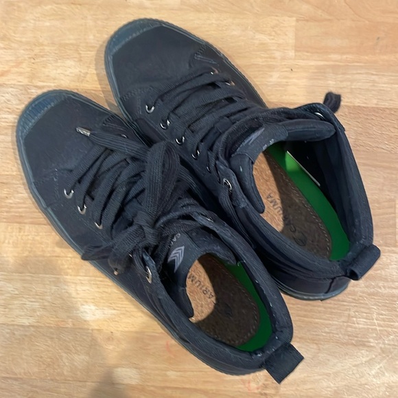 Cariuma All Black Canvas High Sneaker - Picture 5 of 10